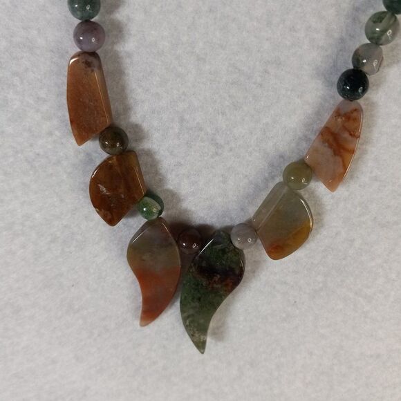 Beaded Polished Stone Chili Pepper Design Center Multiple shades Green Necklace - Picture 7 of 7